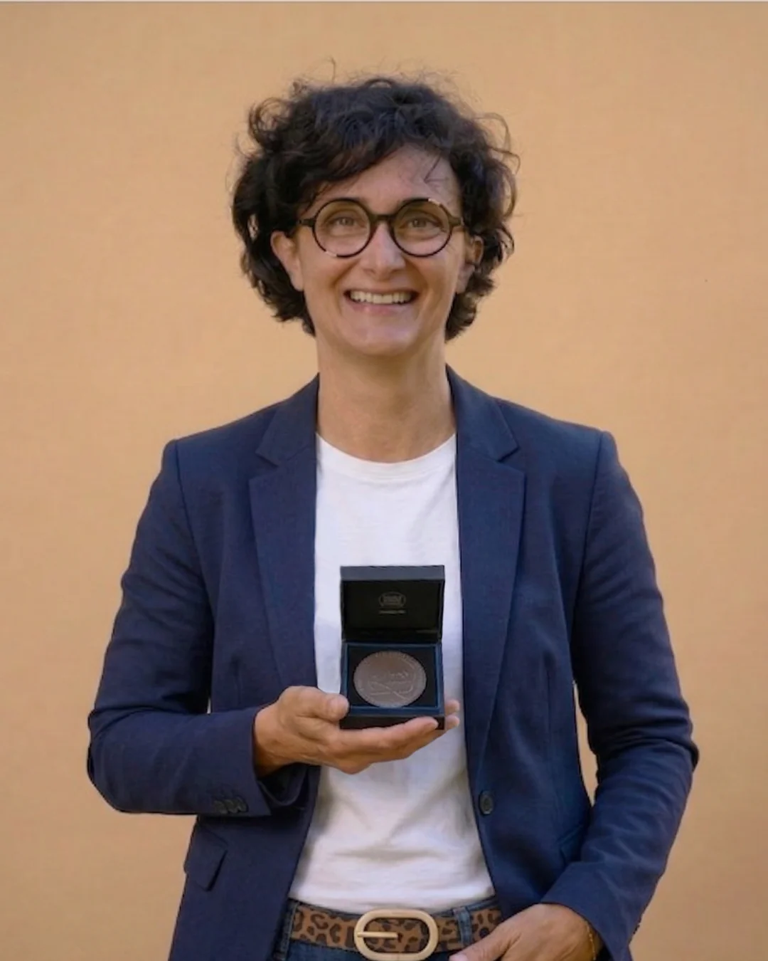 Sophie, fondatrice de Houz'Bed, présentant sa médaille du Concours Lépine 2024