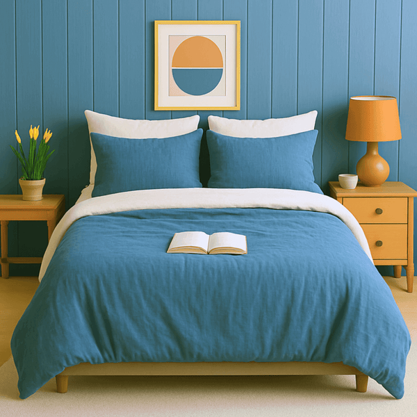 Housse de couette zippée facile à mettre gaze de coton bleu et blanche modèle SANTORIN sur un lit moderne avec des coussins.
