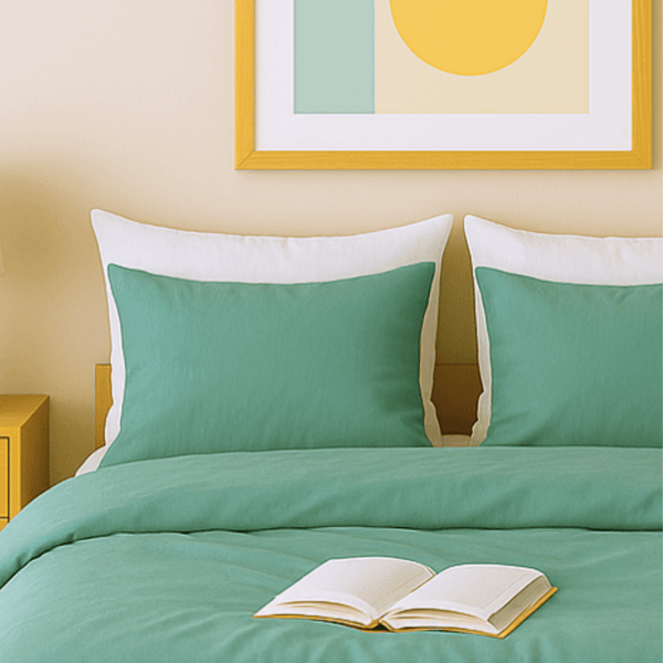 Taies d'oreillers assorties à la housse de couette zippée facile à mettre en percale de coton RIO coloris eucalyptus avec oreillers assortis.