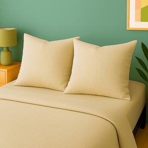 Taies d'oreillers en gaze de coton beige houz'bed sur un lit moderne avec une décoration élégante.