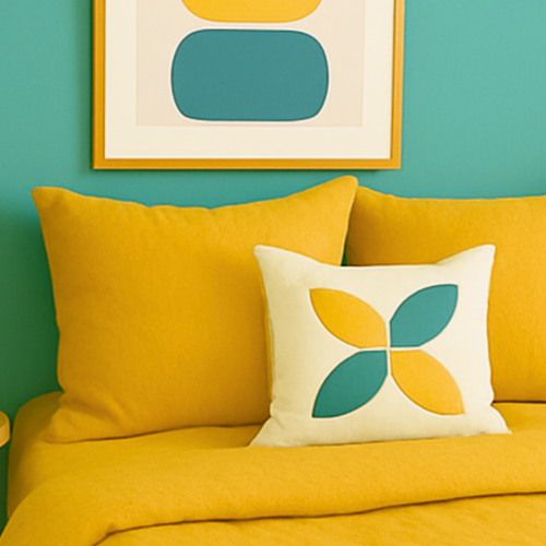 Taies d'oreillers en gaze de coton houz'bed sur un lit jaune avec un coussin décoratif.