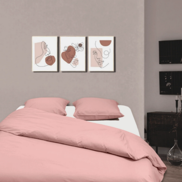 Parure de lit en 57 fils coton rose poudré – housse de couette et taies d’oreiller dans une chambre contemporaine aux tons taupe avec décoration murale minimaliste houz'bed