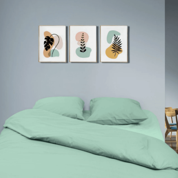 Parure de lit en 57 fils coton vert amande – housse de couette et oreillers assortis dans une chambre à la décoration murale végétale et pastel houz'bed