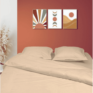 Parure de lit unie en percale de coton beige – housse de couette et taies d'oreiller dans une chambre à la décoration chaleureuse et moderne houz'bed